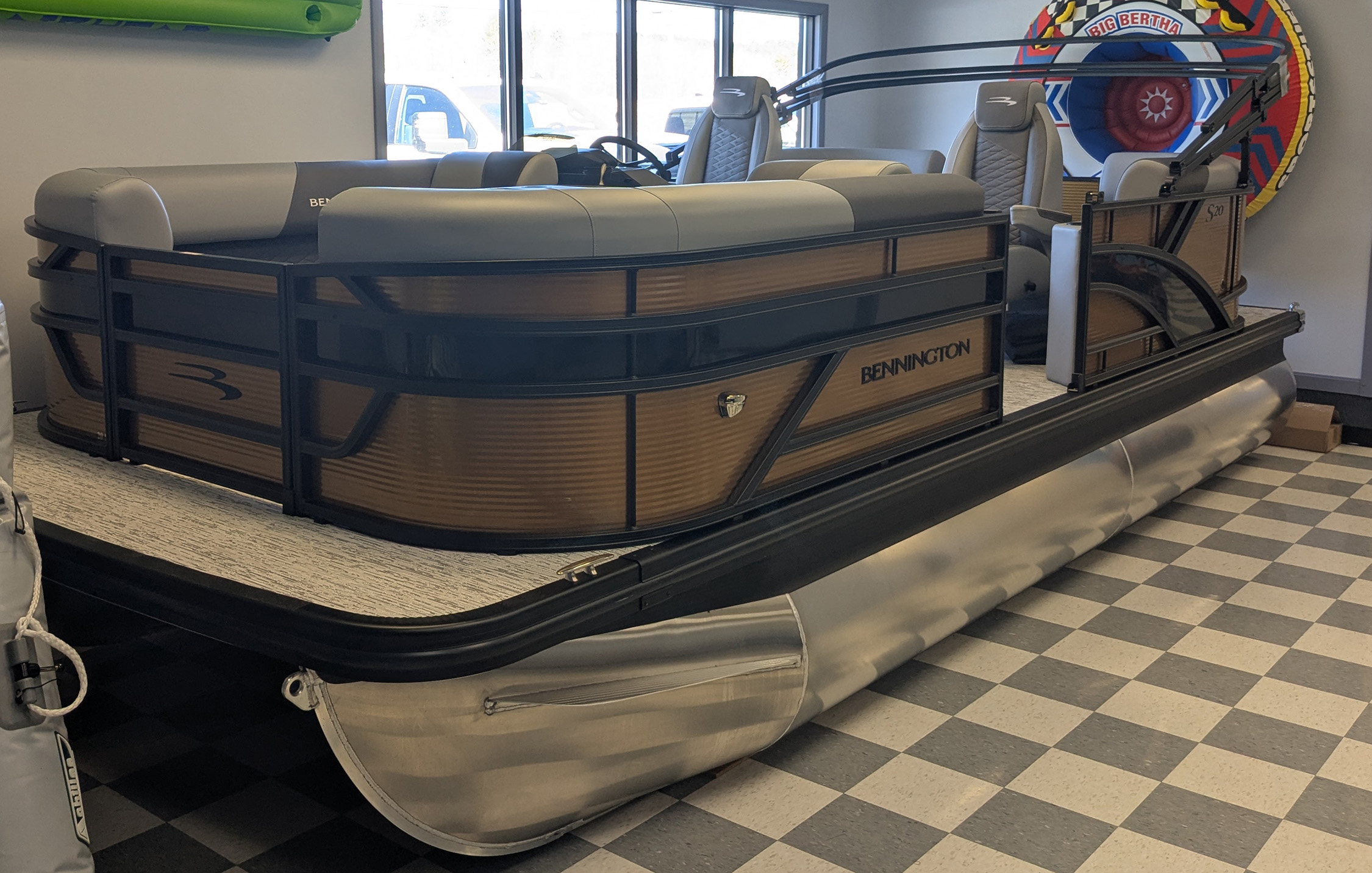 2025 Bennington 20SSRSE Pontoon Boat - Gold/Black 2025 Bennington 20SSRSE Pontoon Boat - Gold/Black