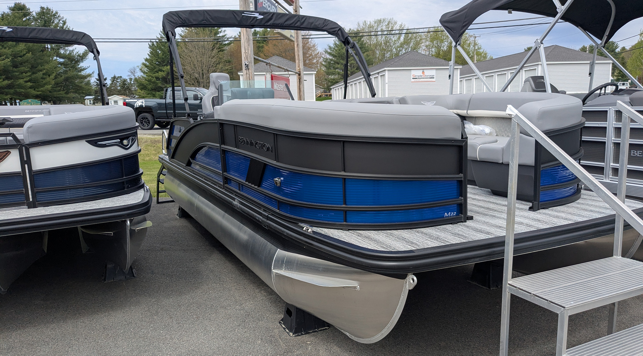 2025 Bennington 22MLSE Pontoon Boat - Luminous Blue/Black 2025 Bennington 22MLSE Pontoon Boat - Luminous Blue/Black